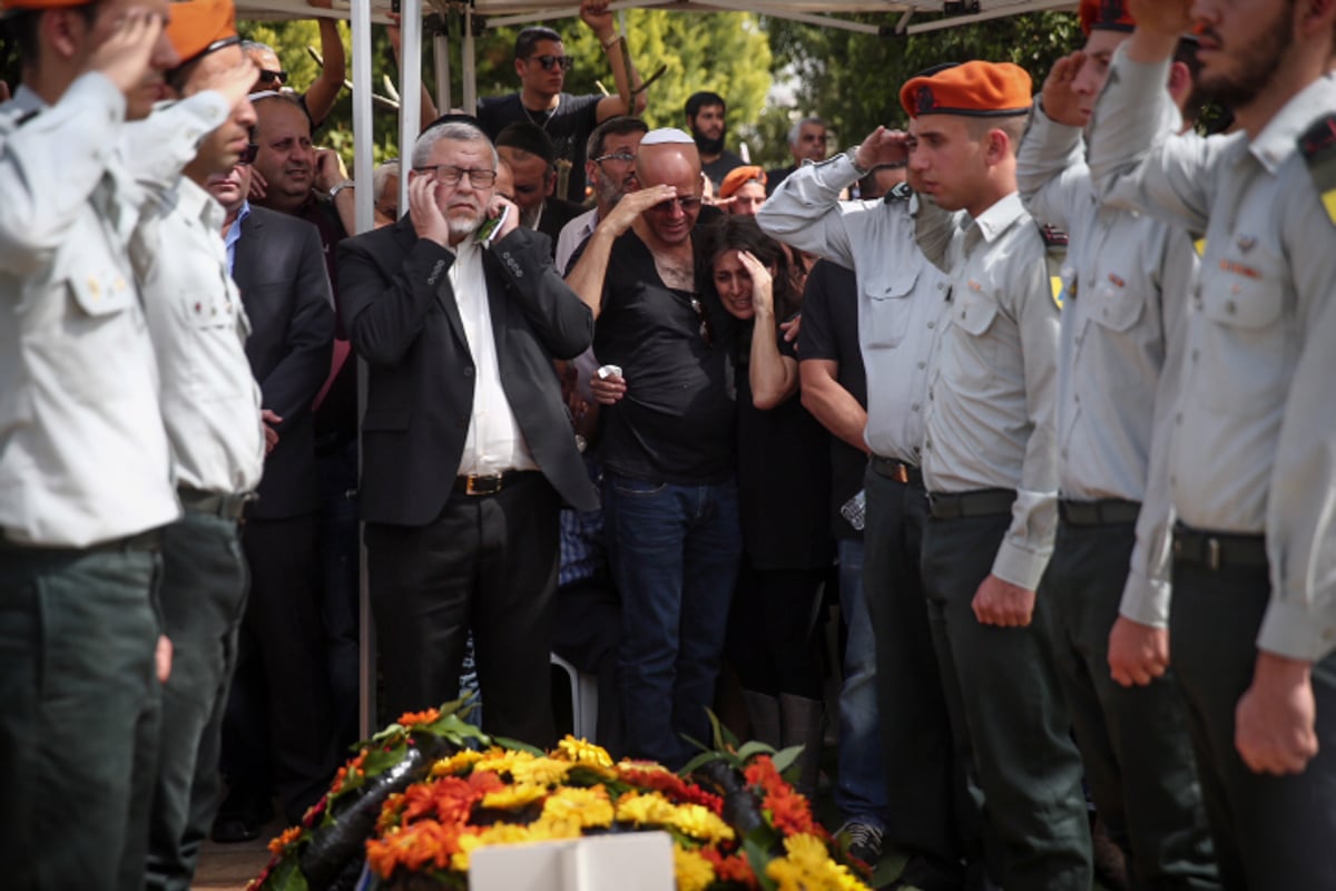 אלפים בהלויית הקצין: "שמע ישראל, למה?" • צפו