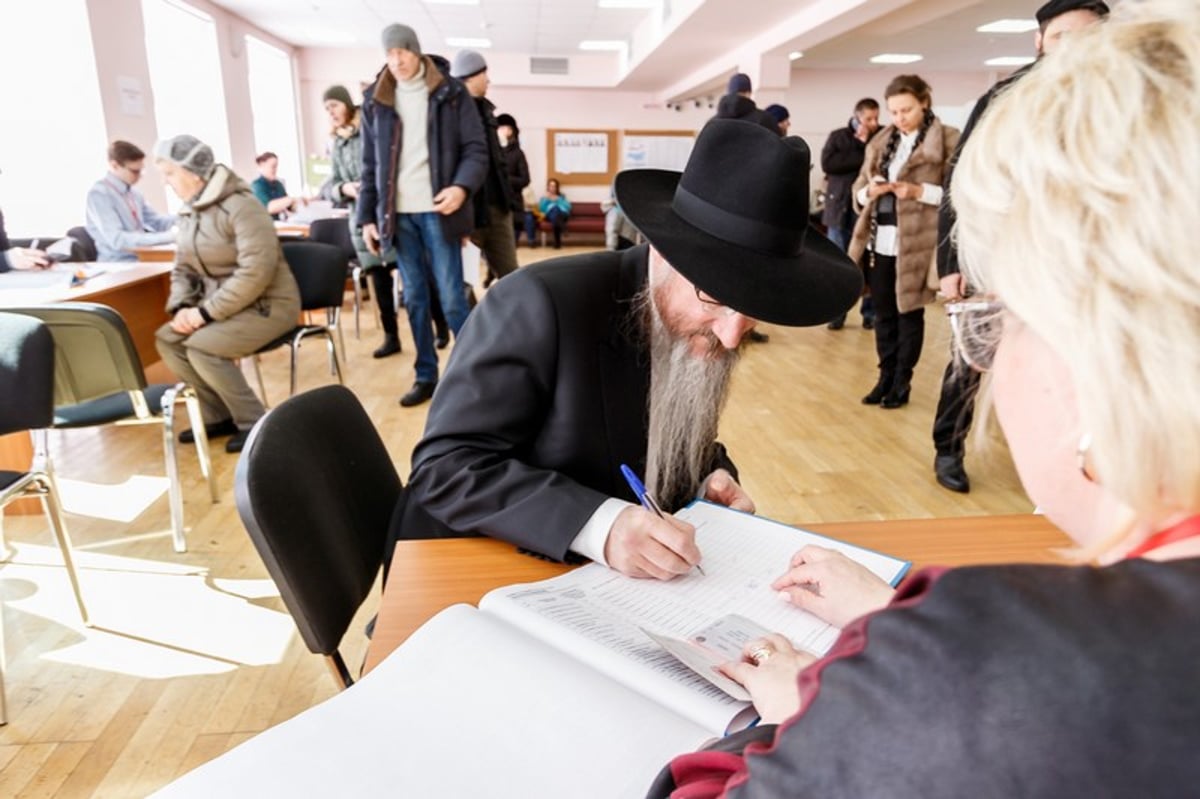 צפו: הגר"ב לאזאר הצביע בבחירות ברוסיה