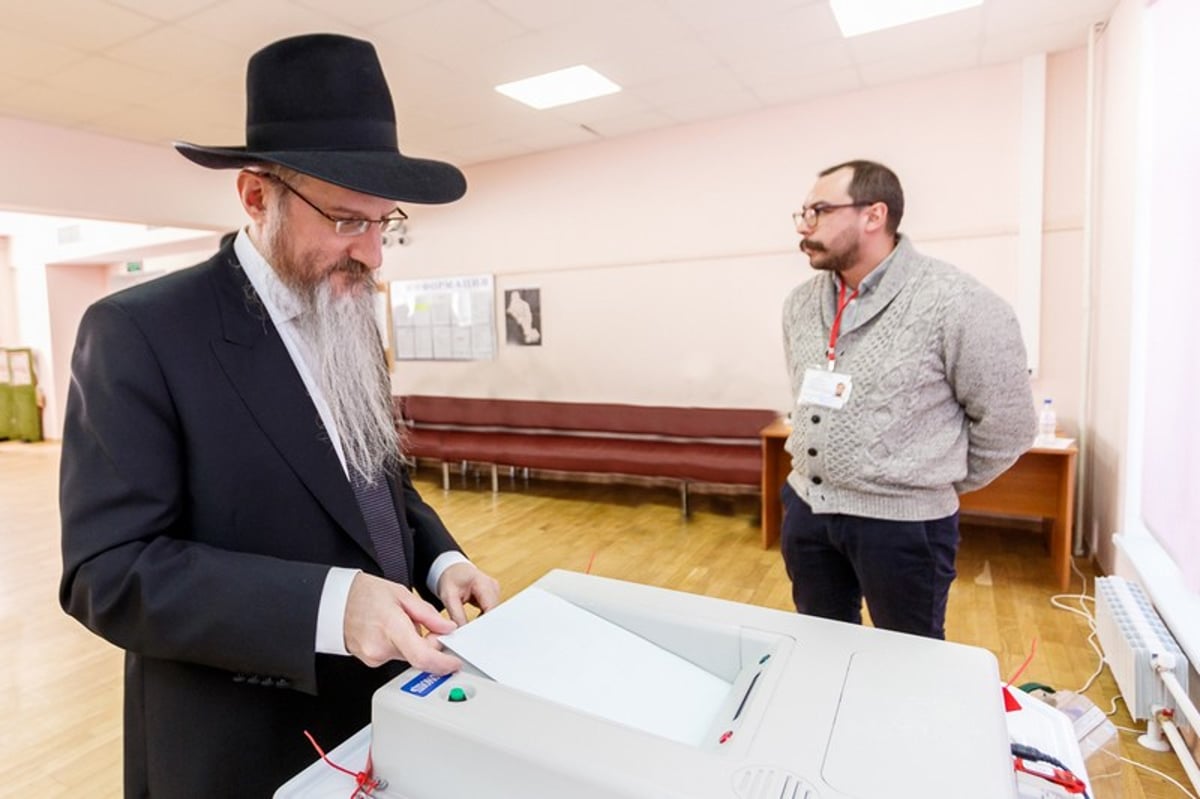 צפו: הגר"ב לאזאר הצביע בבחירות ברוסיה