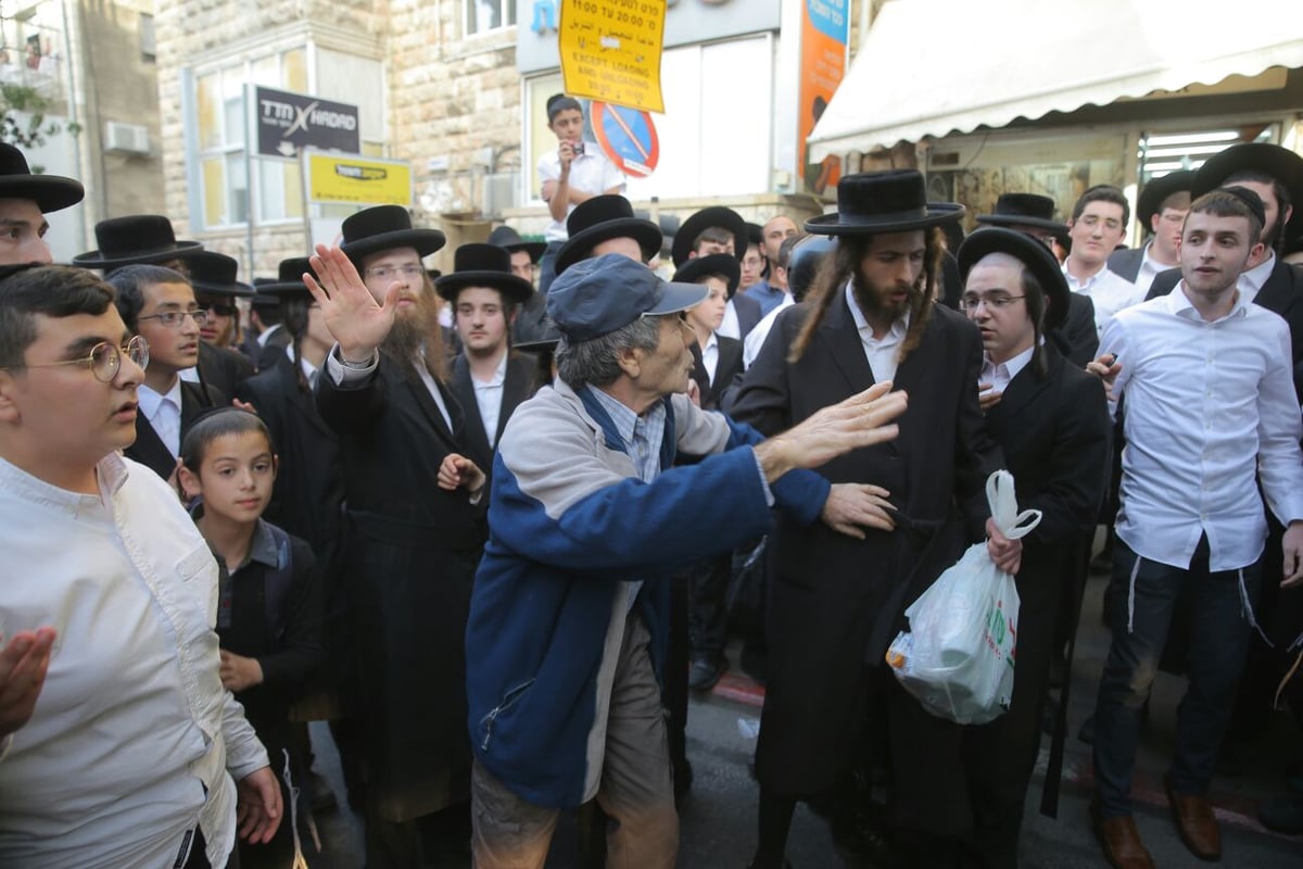 אזרחים נאבקו לפנות את המפגינים; נער נגרר עם פאותיו