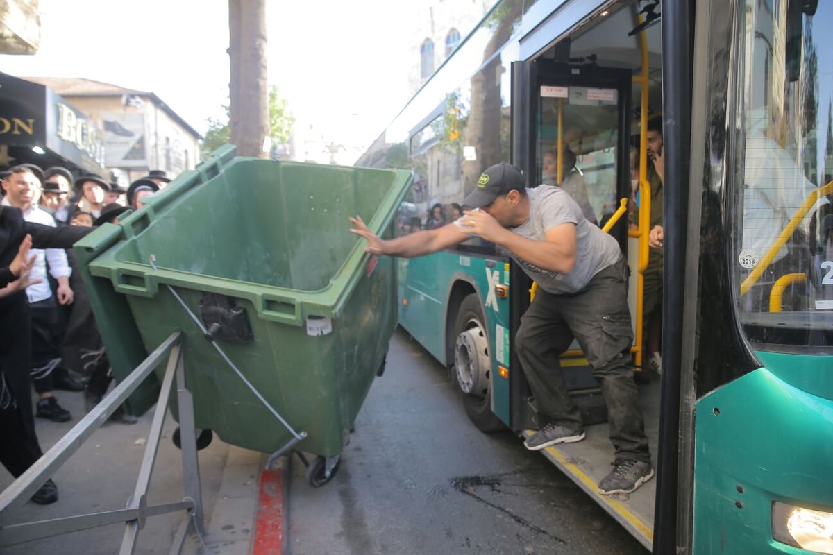 אזרחים נאבקו לפנות את המפגינים; נער נגרר עם פאותיו