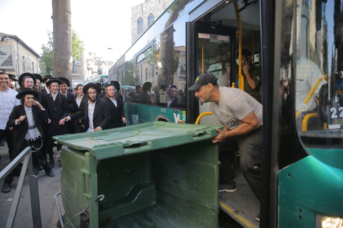 אזרחים נאבקו לפנות את המפגינים; נער נגרר עם פאותיו