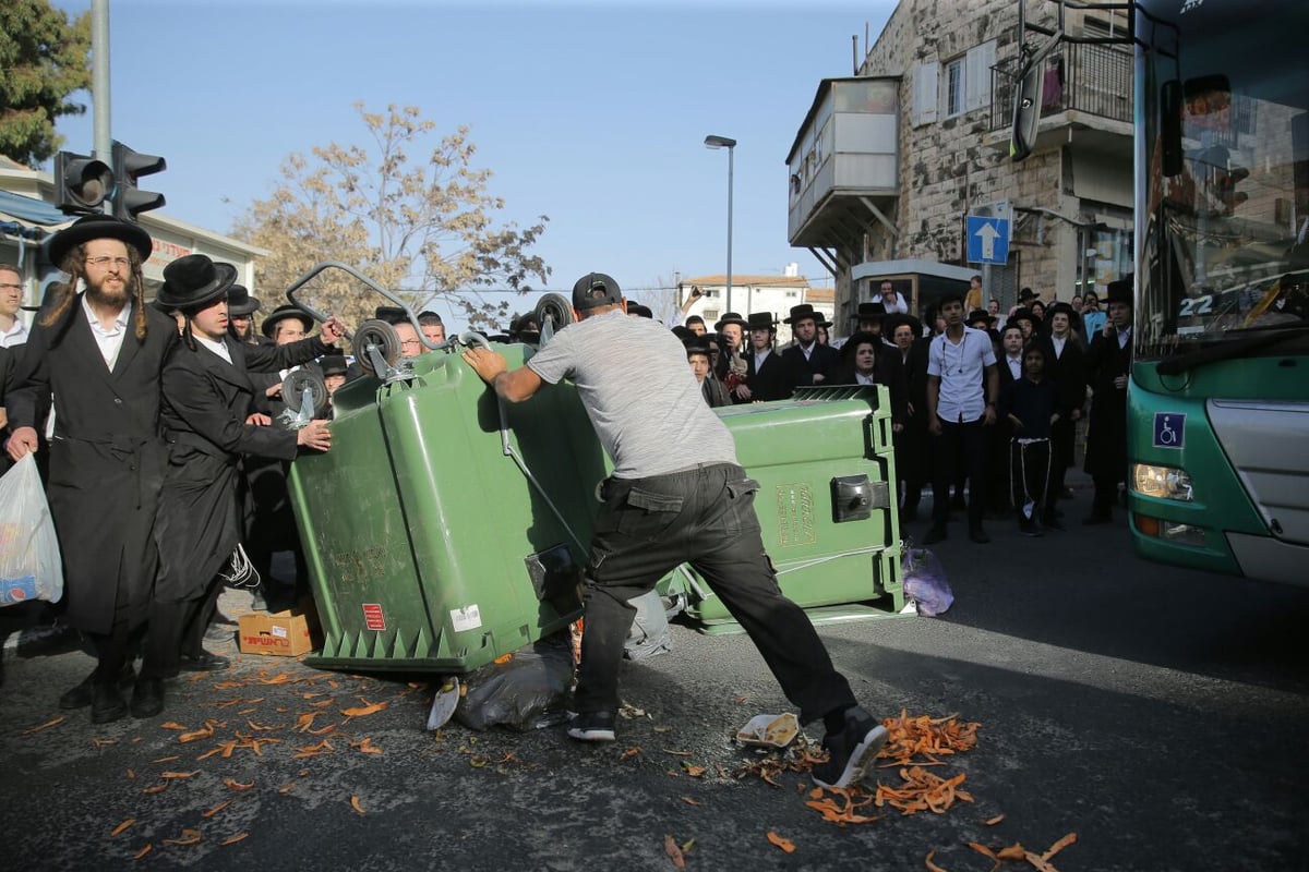 אזרחים נאבקו לפנות את המפגינים; נער נגרר עם פאותיו