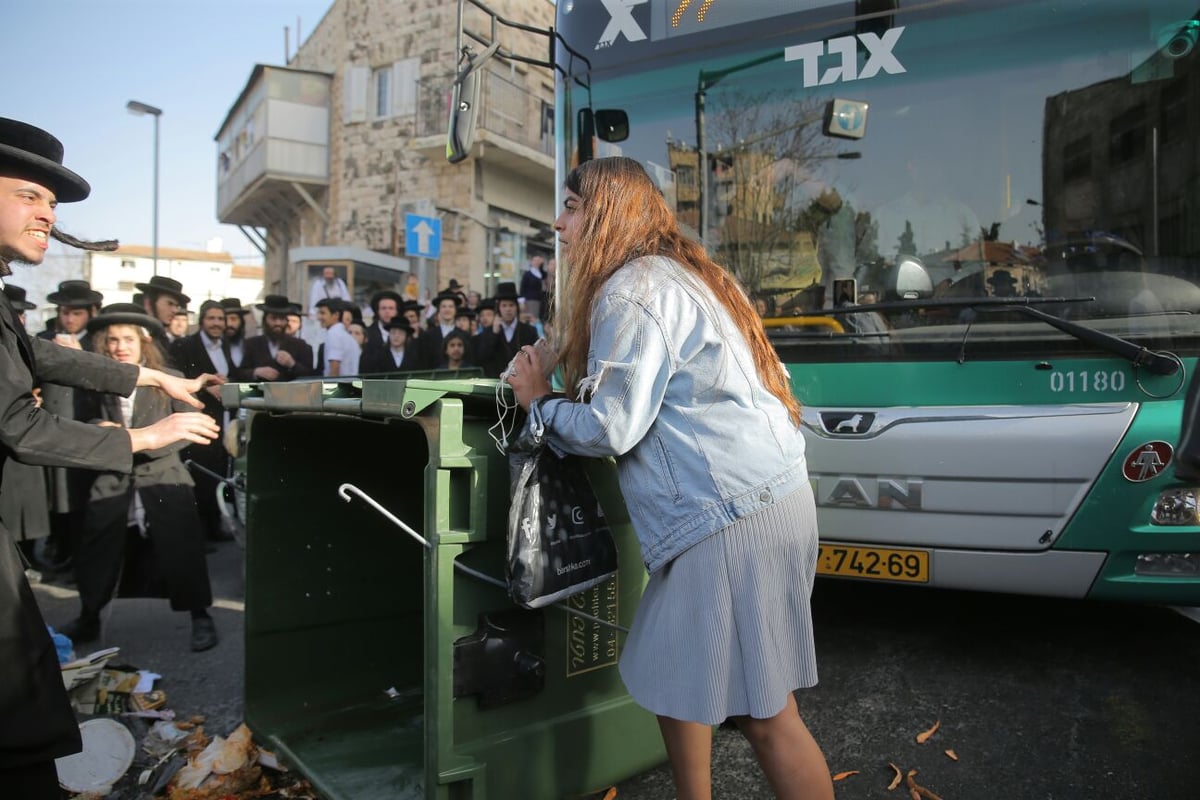 אזרחים נאבקו לפנות את המפגינים; נער נגרר עם פאותיו