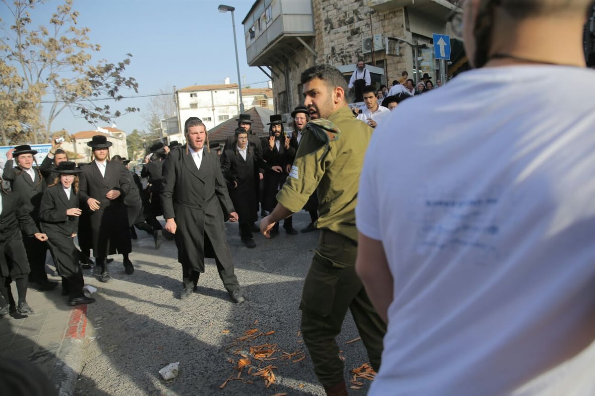 אזרחים נאבקו לפנות את המפגינים; נער נגרר עם פאותיו