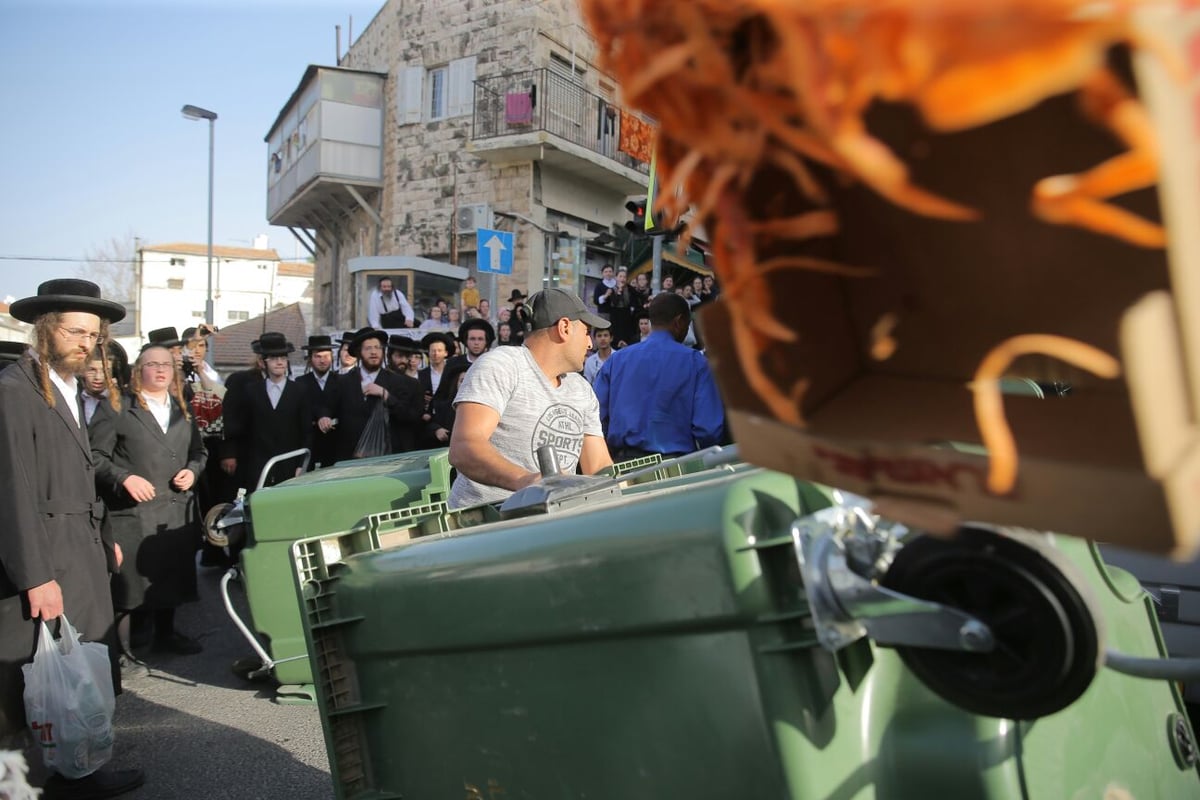 אזרחים נאבקו לפנות את המפגינים; נער נגרר עם פאותיו