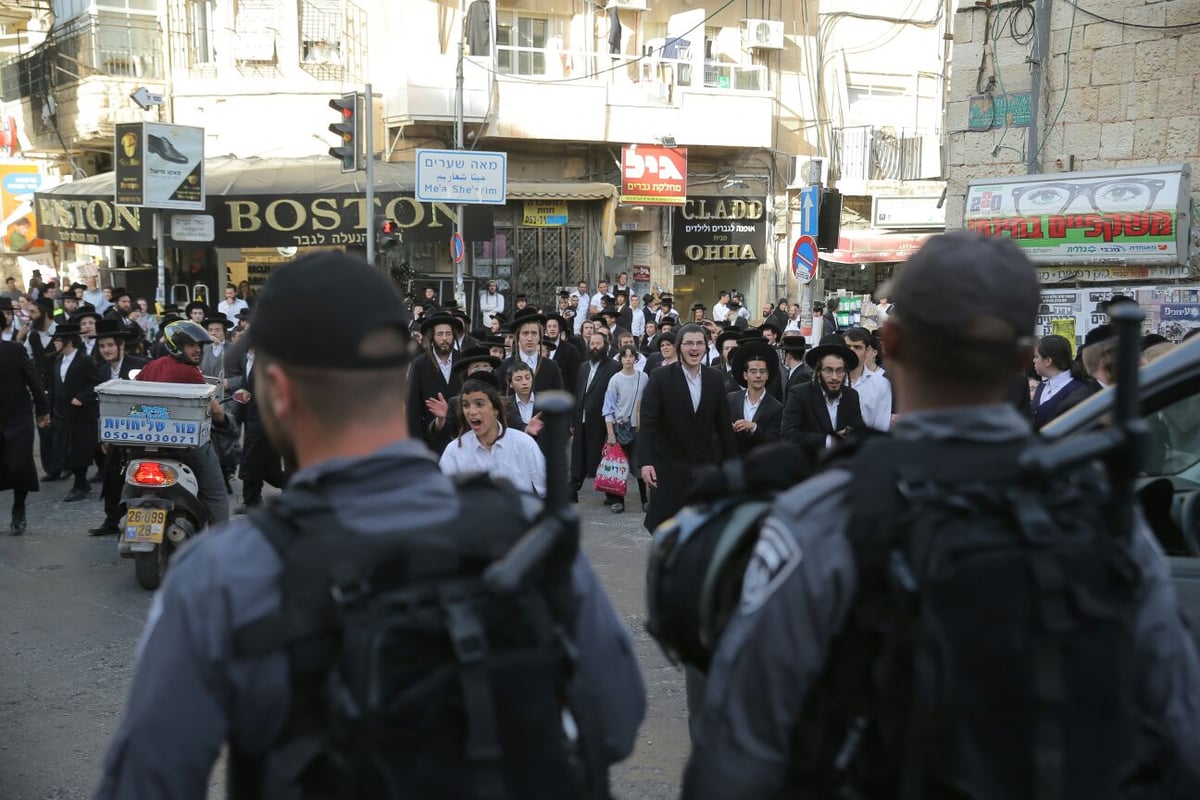 מאה שערים: חוקרי מס הכנסה חזרו בגיבוי המשטרה • צפו