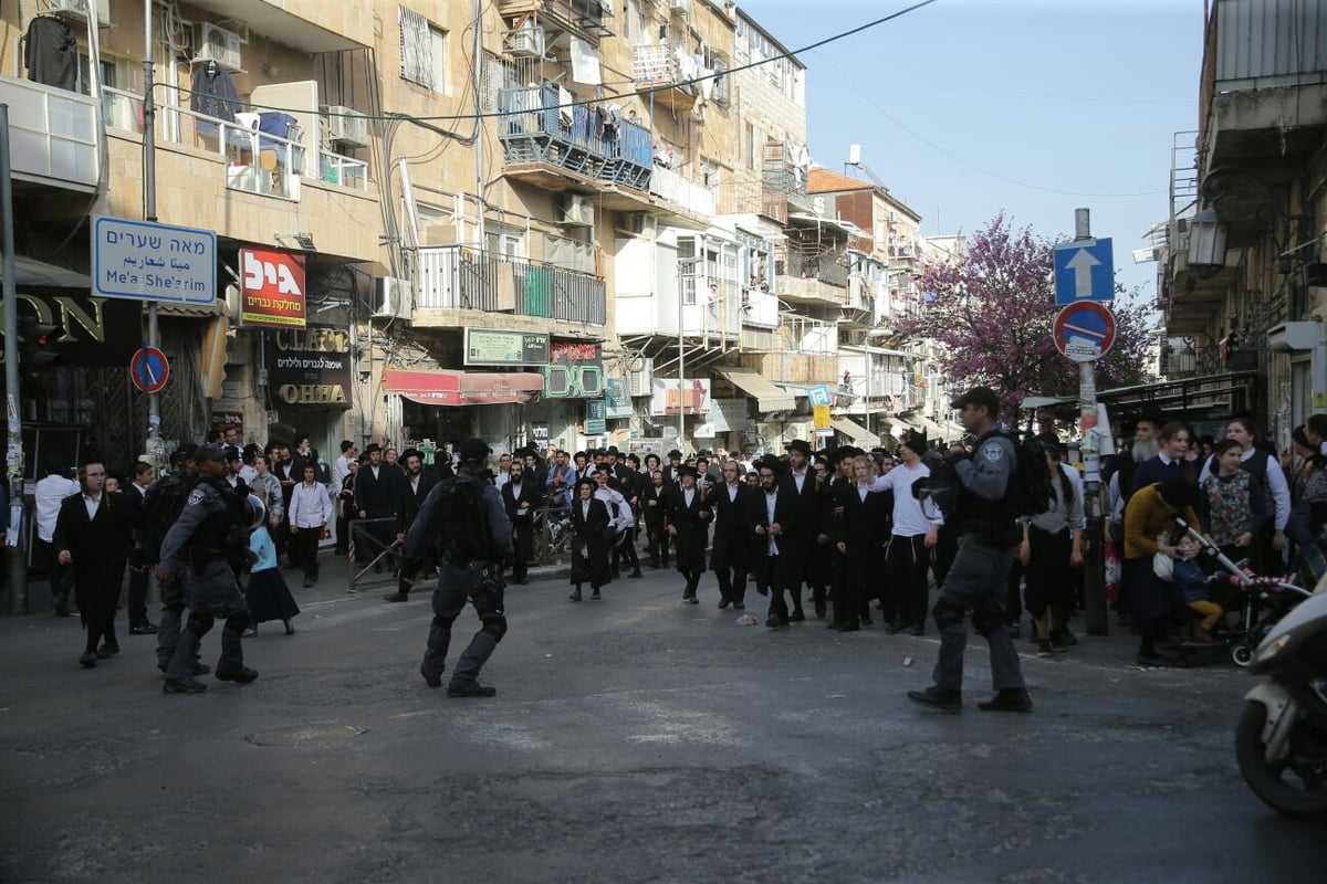 מאה שערים: חוקרי מס הכנסה חזרו בגיבוי המשטרה • צפו