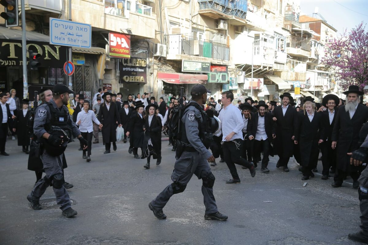 מאה שערים: חוקרי מס הכנסה חזרו בגיבוי המשטרה • צפו