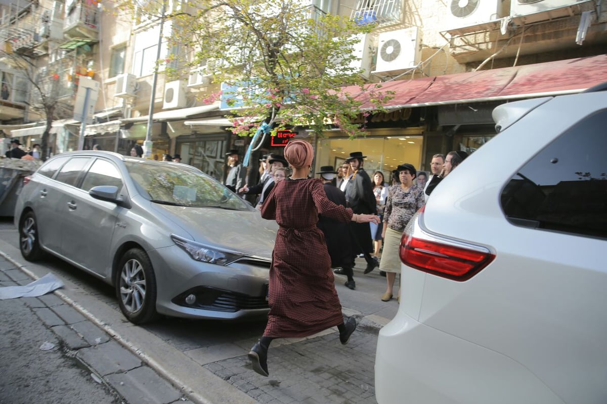 מאה שערים: חוקרי מס הכנסה חזרו בגיבוי המשטרה • צפו