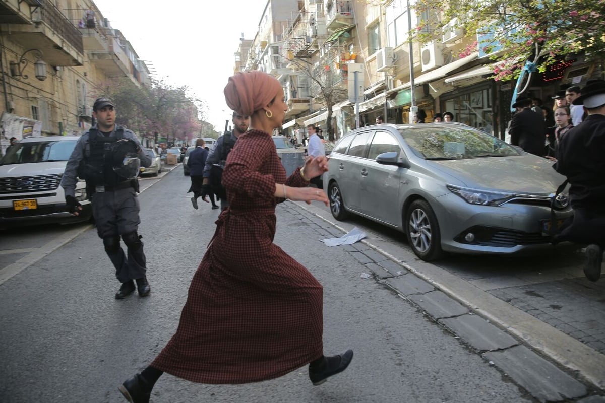 מאה שערים: חוקרי מס הכנסה חזרו בגיבוי המשטרה • צפו