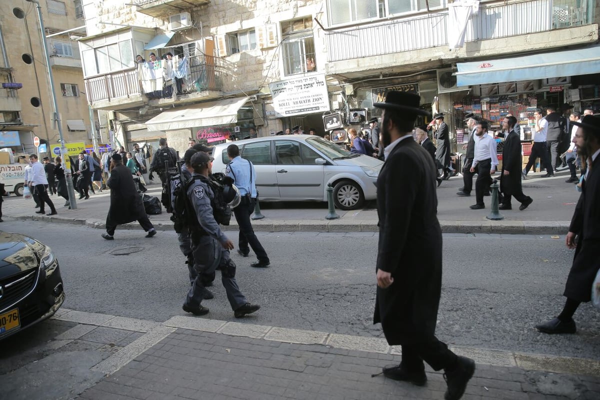 מאה שערים: חוקרי מס הכנסה חזרו בגיבוי המשטרה • צפו