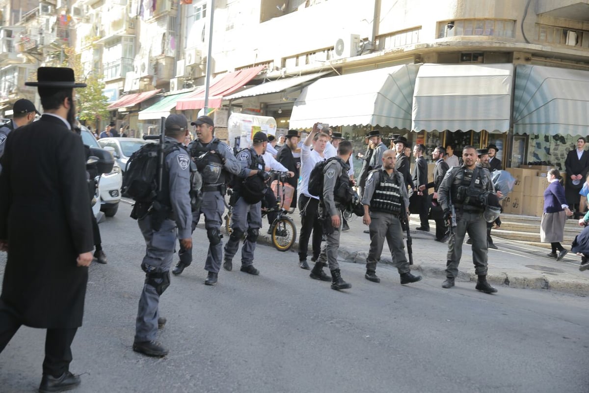 מאה שערים: חוקרי מס הכנסה חזרו בגיבוי המשטרה • צפו