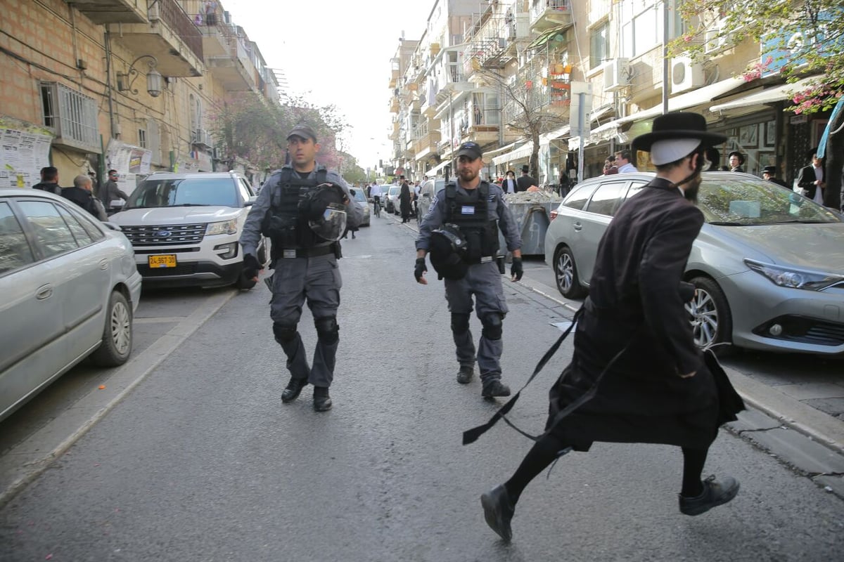 מאה שערים: חוקרי מס הכנסה חזרו בגיבוי המשטרה • צפו