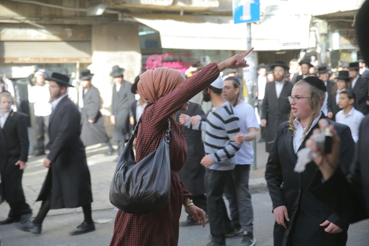 מאה שערים: חוקרי מס הכנסה חזרו בגיבוי המשטרה • צפו