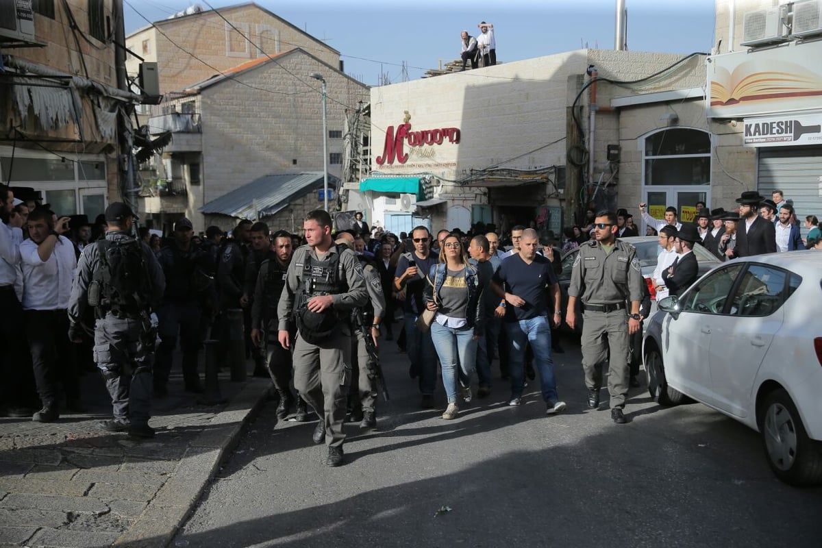 מאה שערים: חוקרי מס הכנסה חזרו בגיבוי המשטרה • צפו