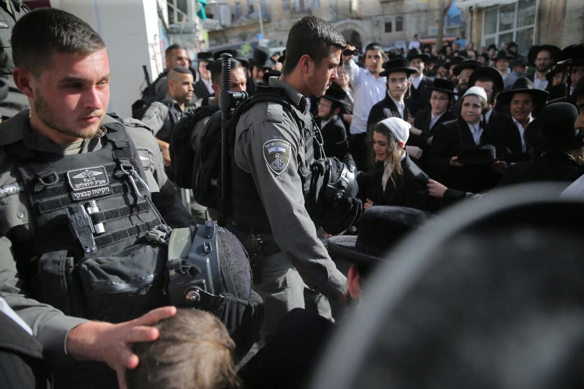 מאה שערים: חוקרי מס הכנסה חזרו בגיבוי המשטרה • צפו