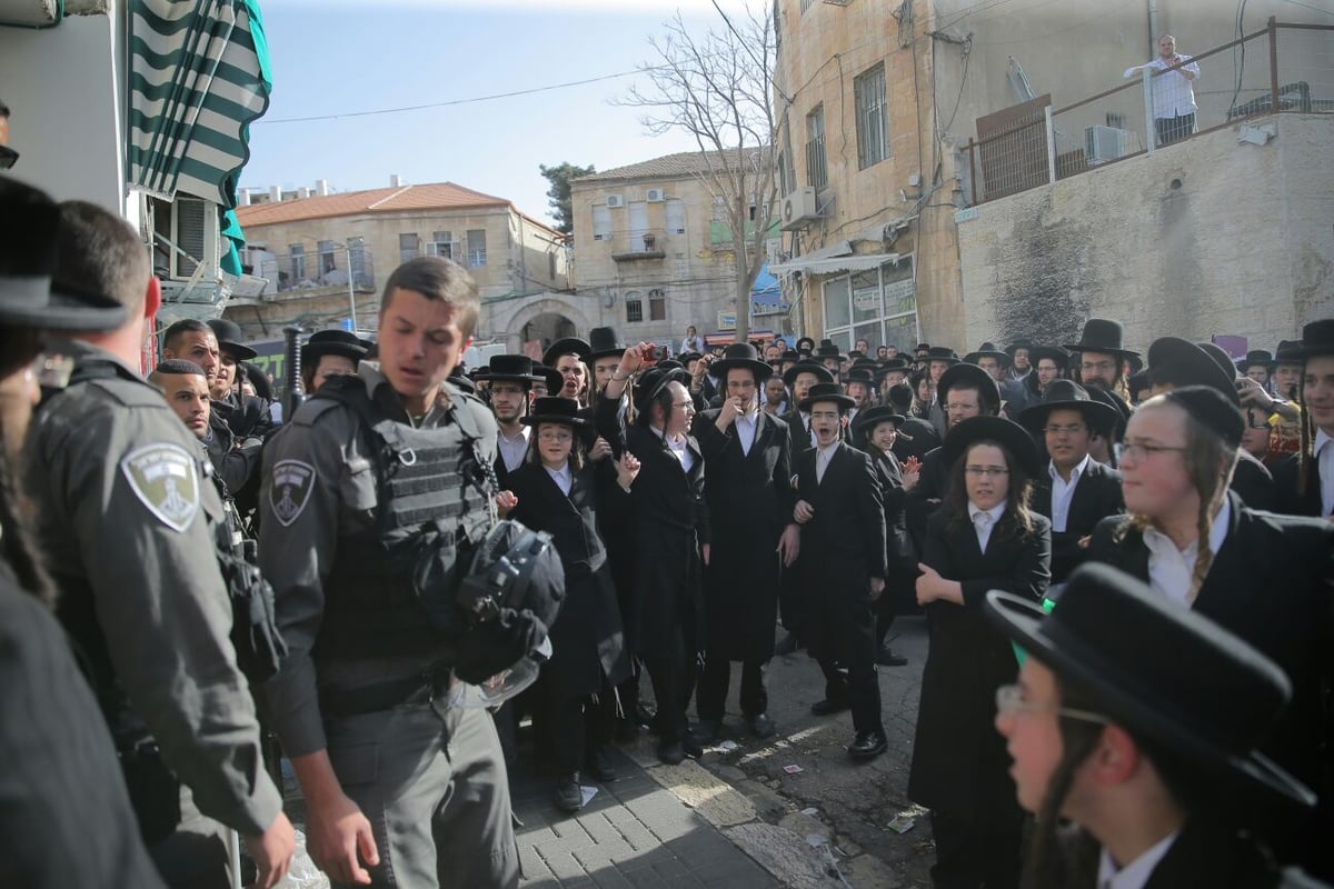 מאה שערים: חוקרי מס הכנסה חזרו בגיבוי המשטרה • צפו