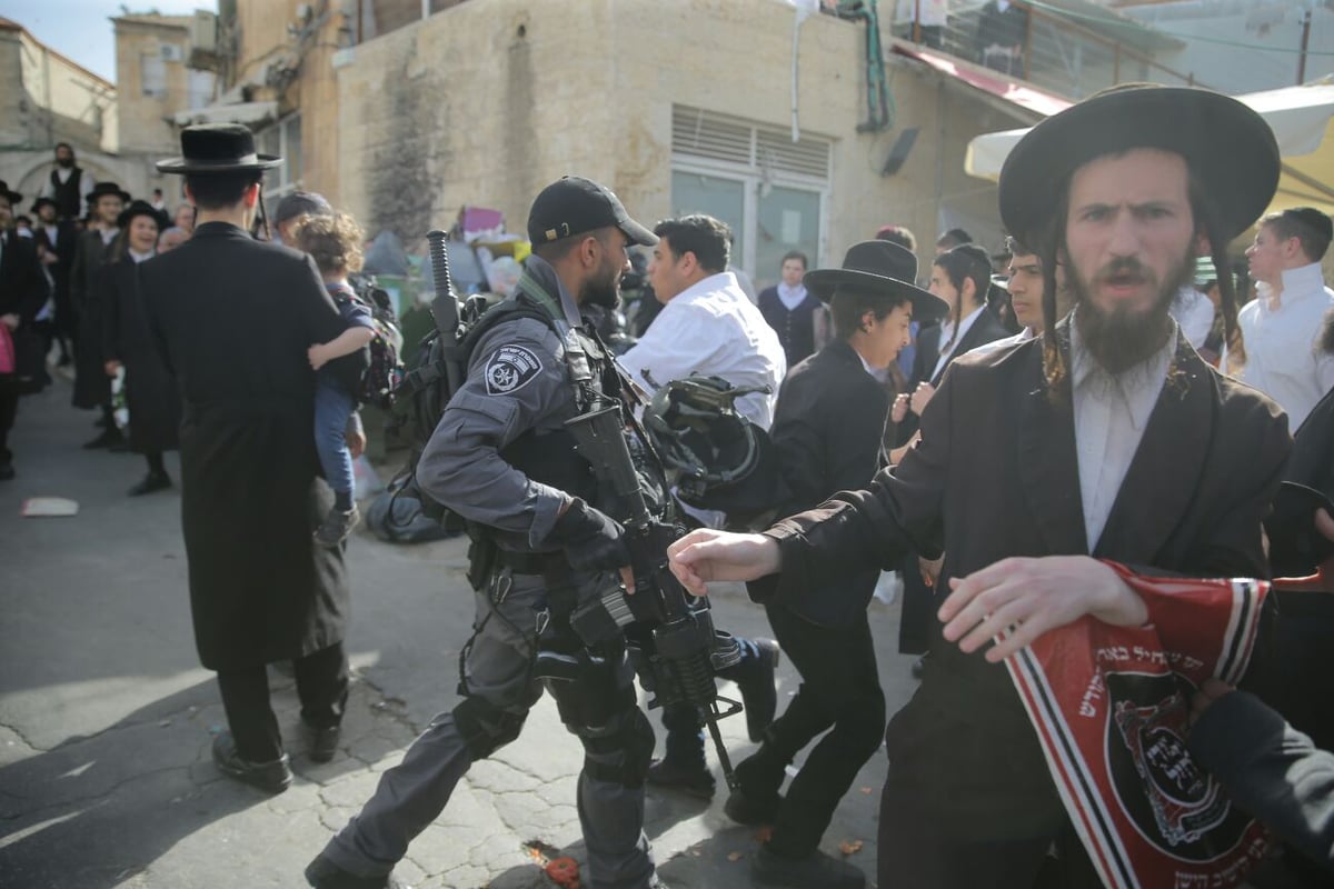 מאה שערים: חוקרי מס הכנסה חזרו בגיבוי המשטרה • צפו