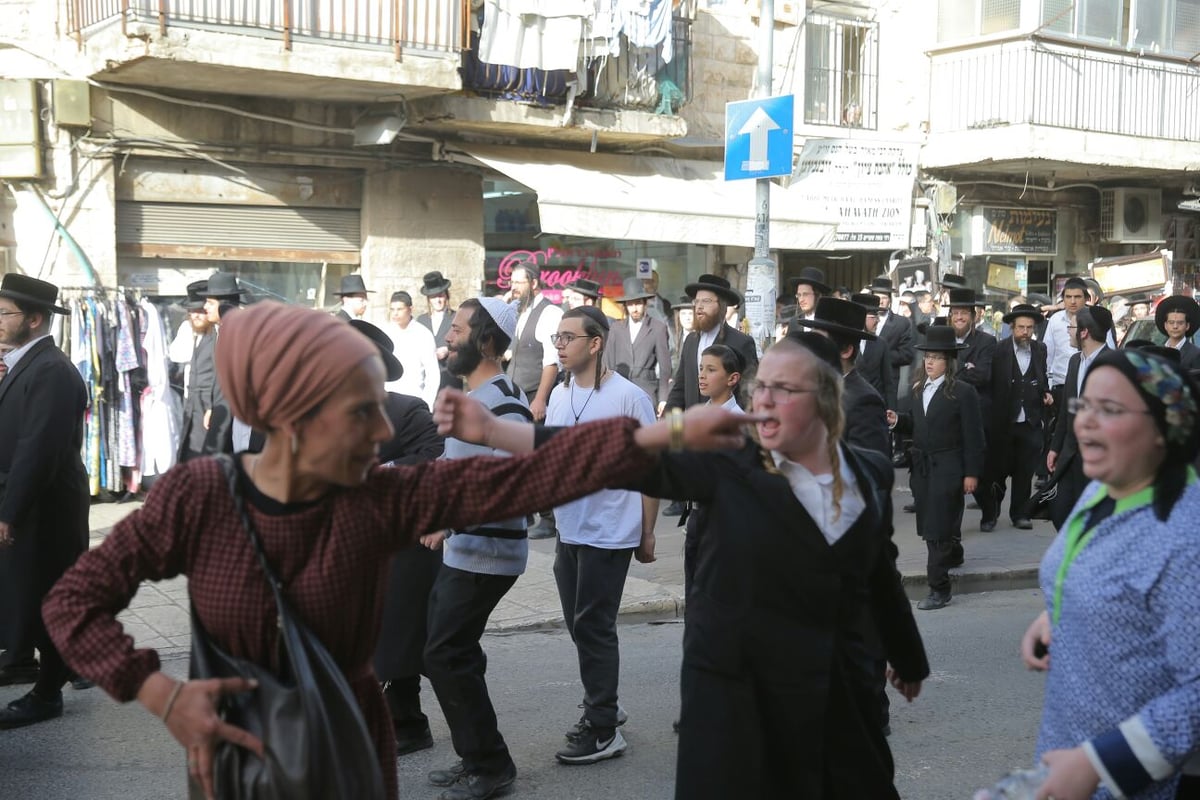 מאה שערים: חוקרי מס הכנסה חזרו בגיבוי המשטרה • צפו