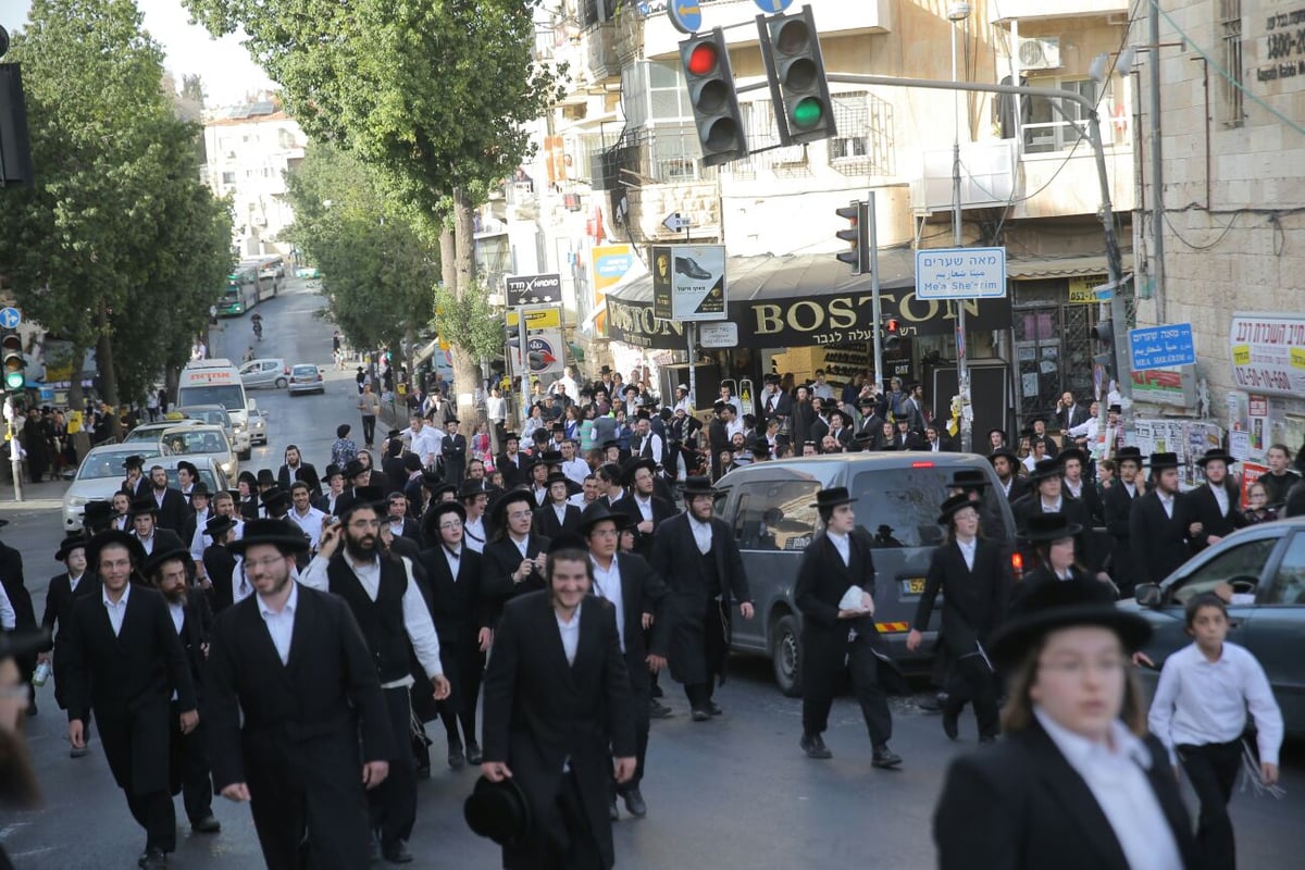 מאה שערים: חוקרי מס הכנסה חזרו בגיבוי המשטרה • צפו