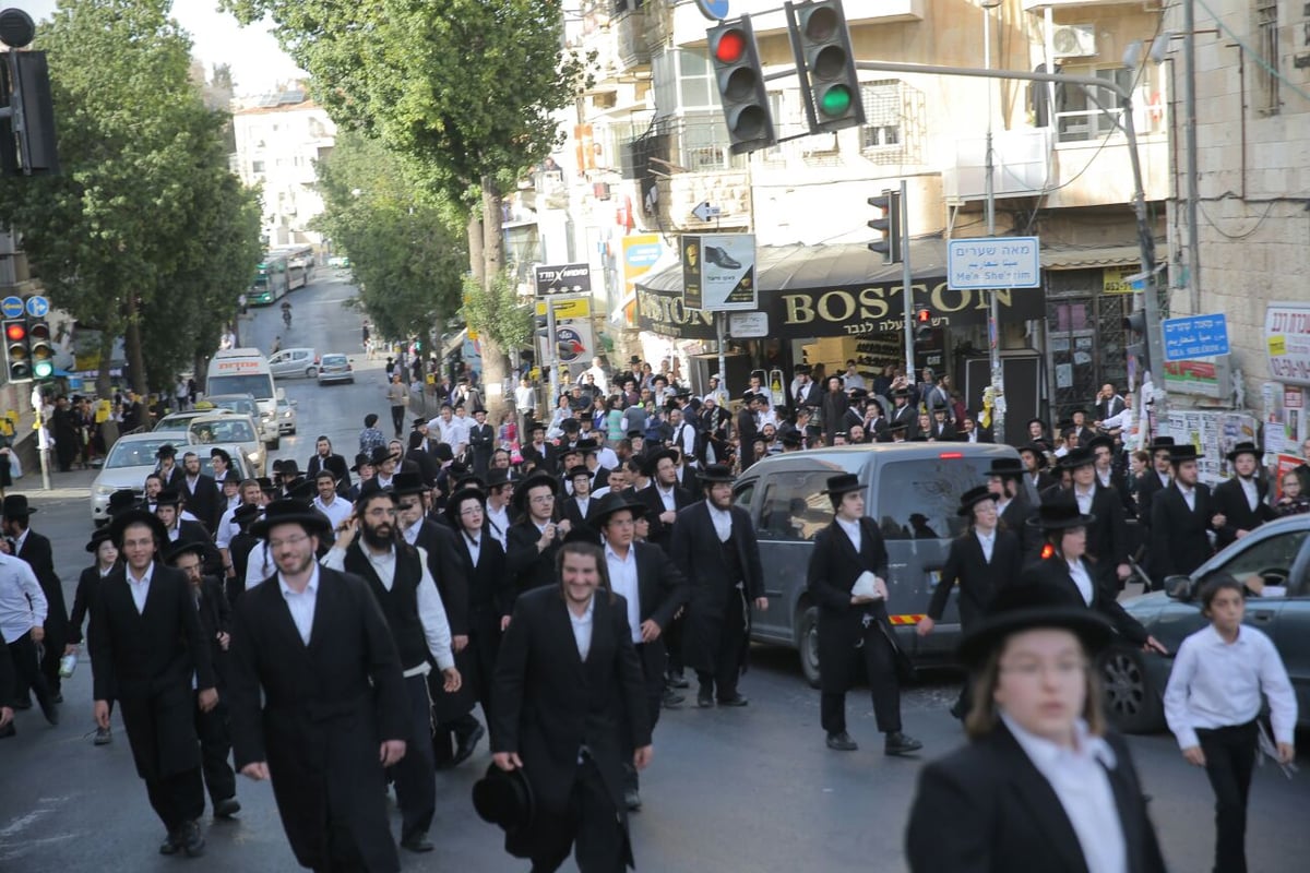 מאה שערים: חוקרי מס הכנסה חזרו בגיבוי המשטרה • צפו