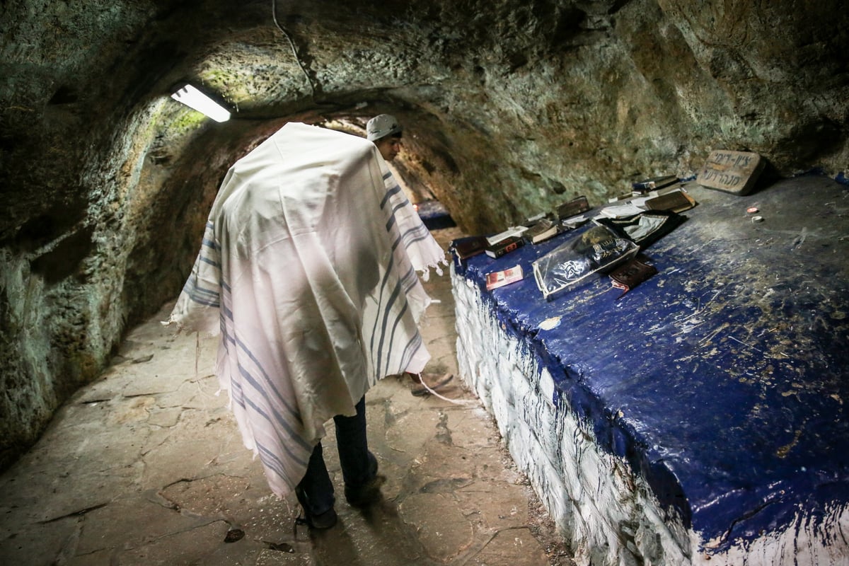 מתפללים במערת אביי ורבא • צפו בתיעוד