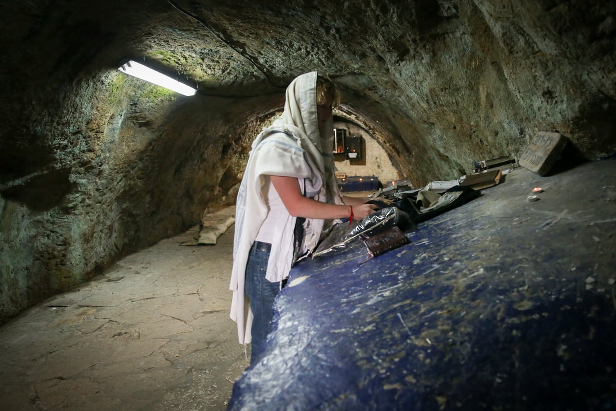 מתפללים במערת אביי ורבא • צפו בתיעוד