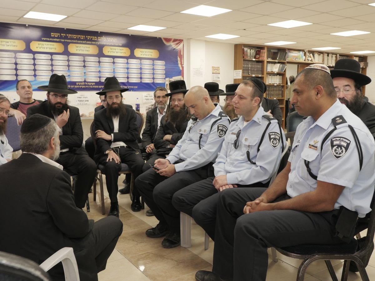 צפו: רבנים ואישי ציבור מנחמים את משה אבוטבול