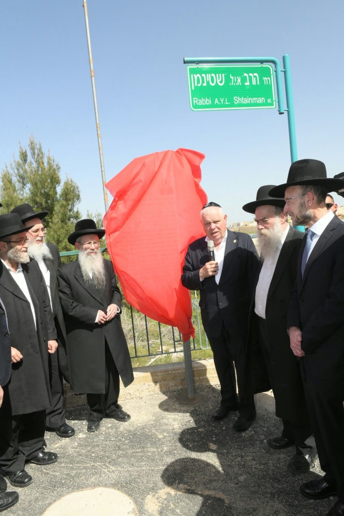 מרן הרב שך לחסידים: "הרבי צריך את הקוגל שלכם?" • צפו