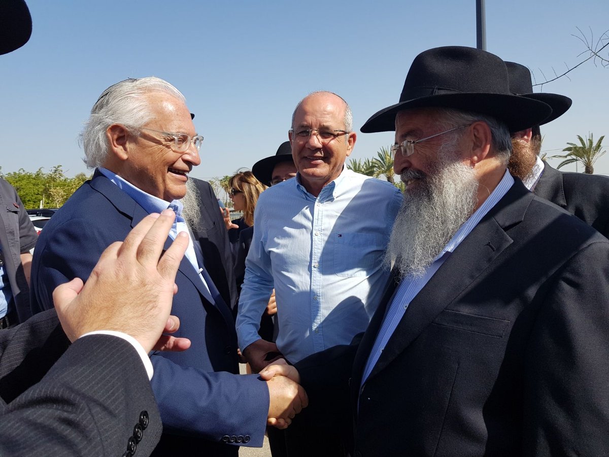 שגריר ארה"ב דייויד פרידמן אפה מצות בכפר החרדי • צפו