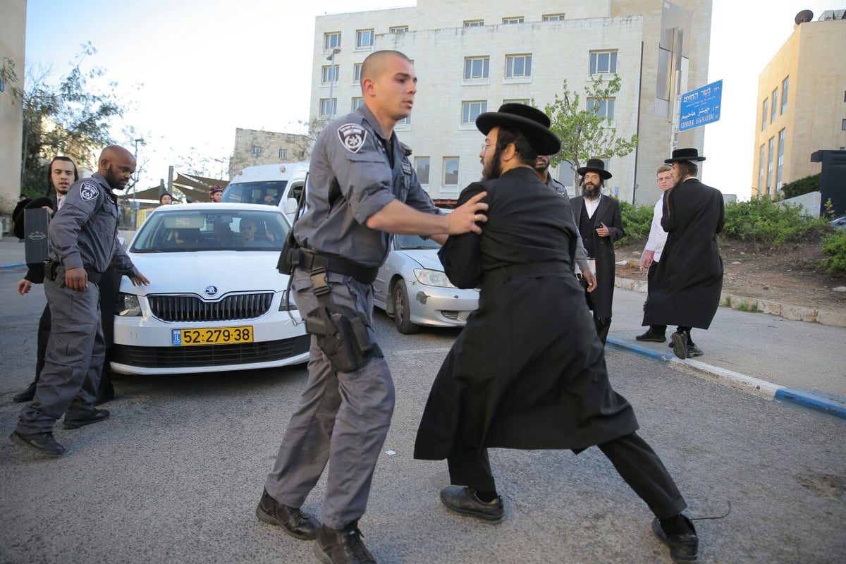 בהפגנת הקיצוניים נגד מוטי אלמוז: נשים חרדיות התעמתו עם שוטרים