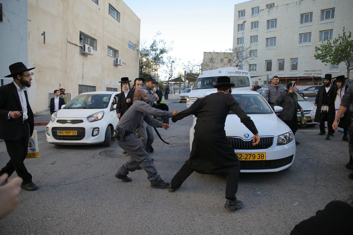 בהפגנת הקיצוניים נגד מוטי אלמוז: נשים חרדיות התעמתו עם שוטרים