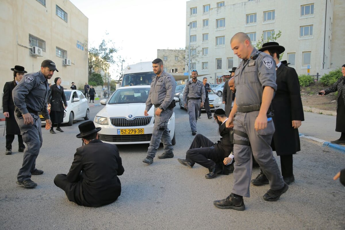 בהפגנת הקיצוניים נגד מוטי אלמוז: נשים חרדיות התעמתו עם שוטרים