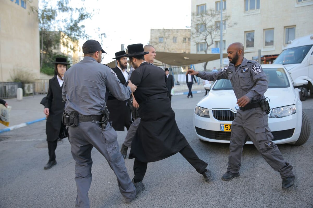 בהפגנת הקיצוניים נגד מוטי אלמוז: נשים חרדיות התעמתו עם שוטרים