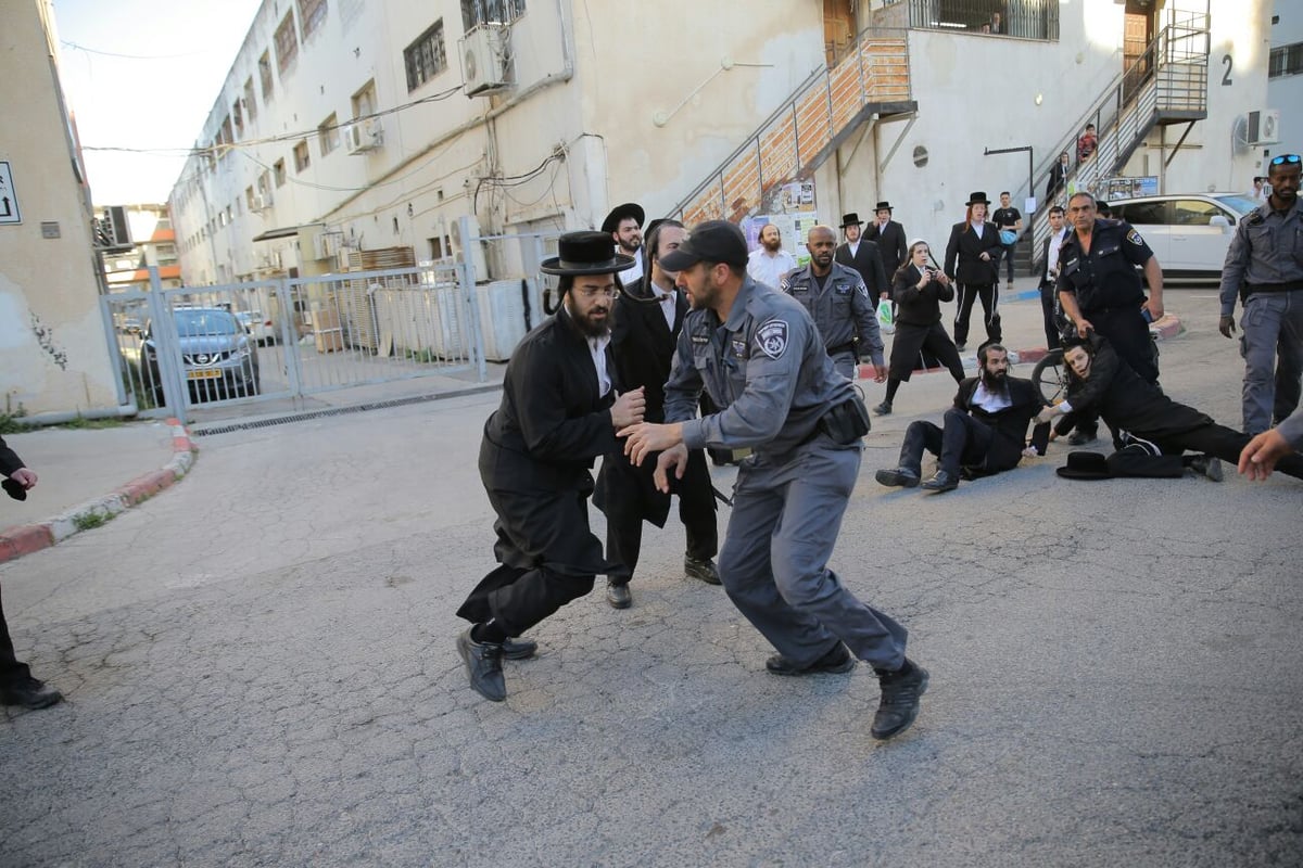 בהפגנת הקיצוניים נגד מוטי אלמוז: נשים חרדיות התעמתו עם שוטרים