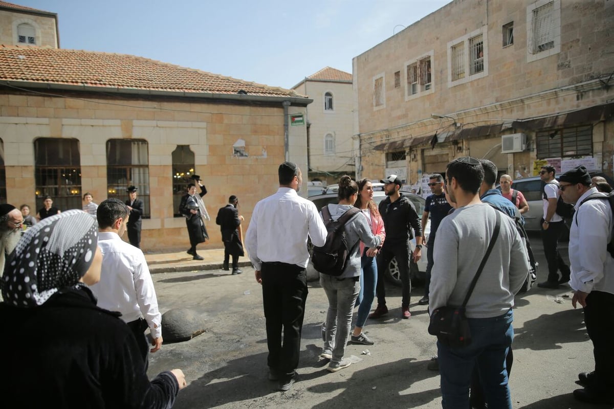 זה מה שקורה כששוטרים מסיירים במאה שערים • צפו