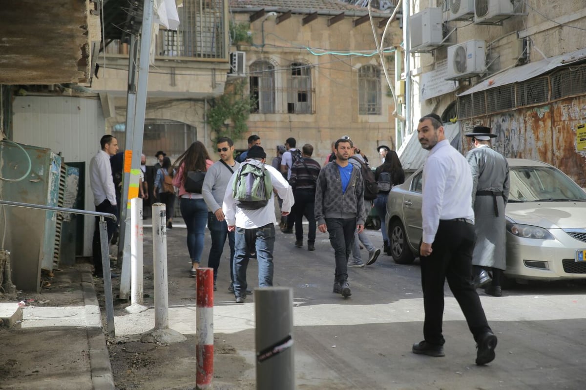 זה מה שקורה כששוטרים מסיירים במאה שערים • צפו