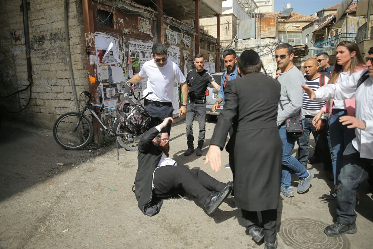 זה מה שקורה כששוטרים מסיירים במאה שערים • צפו