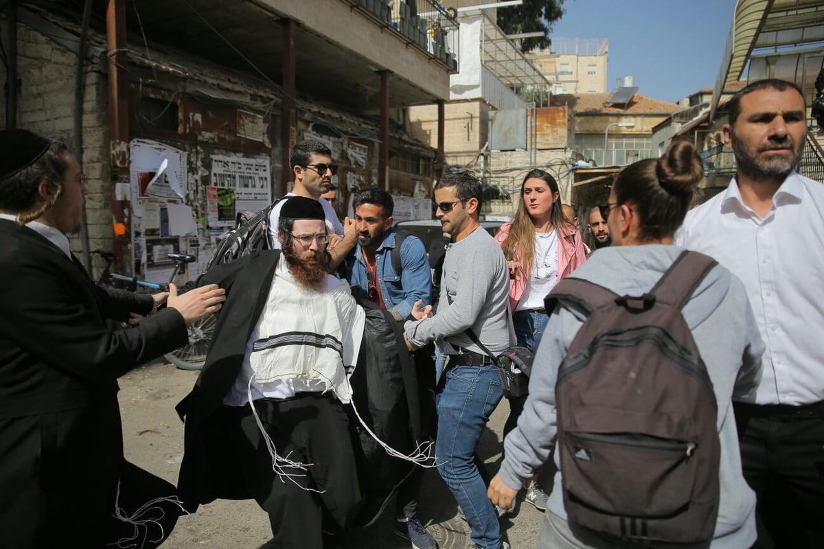 זה מה שקורה כששוטרים מסיירים במאה שערים • צפו