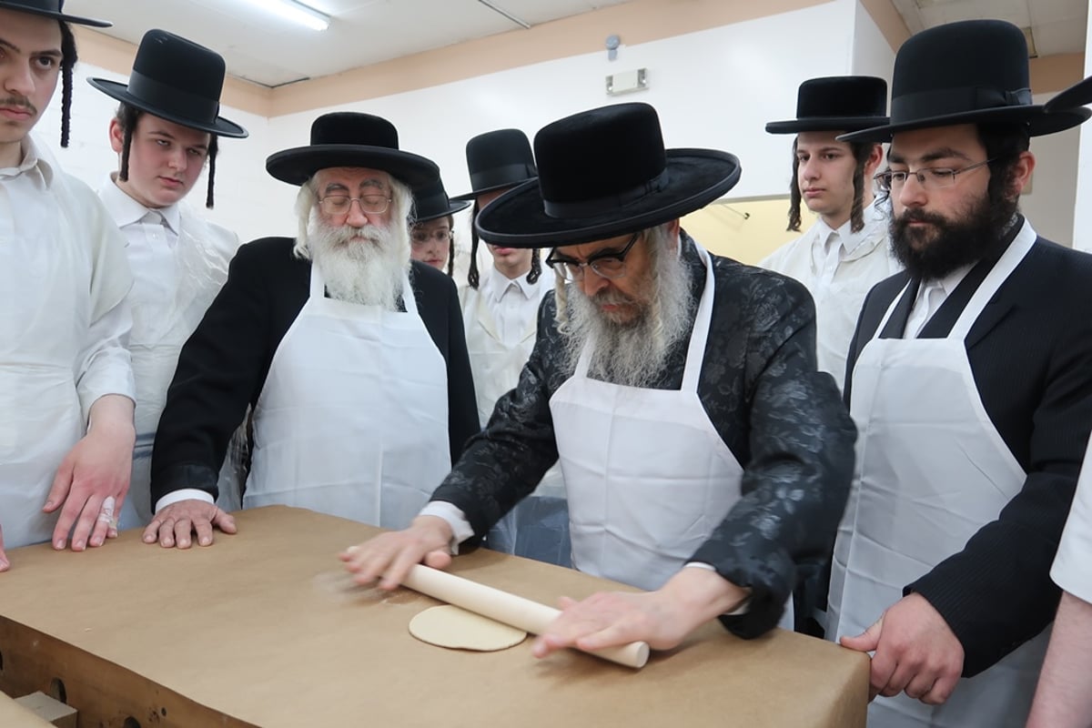 הרבי מסאטמר בטחינת חיטים ואפיית מצות • תיעוד