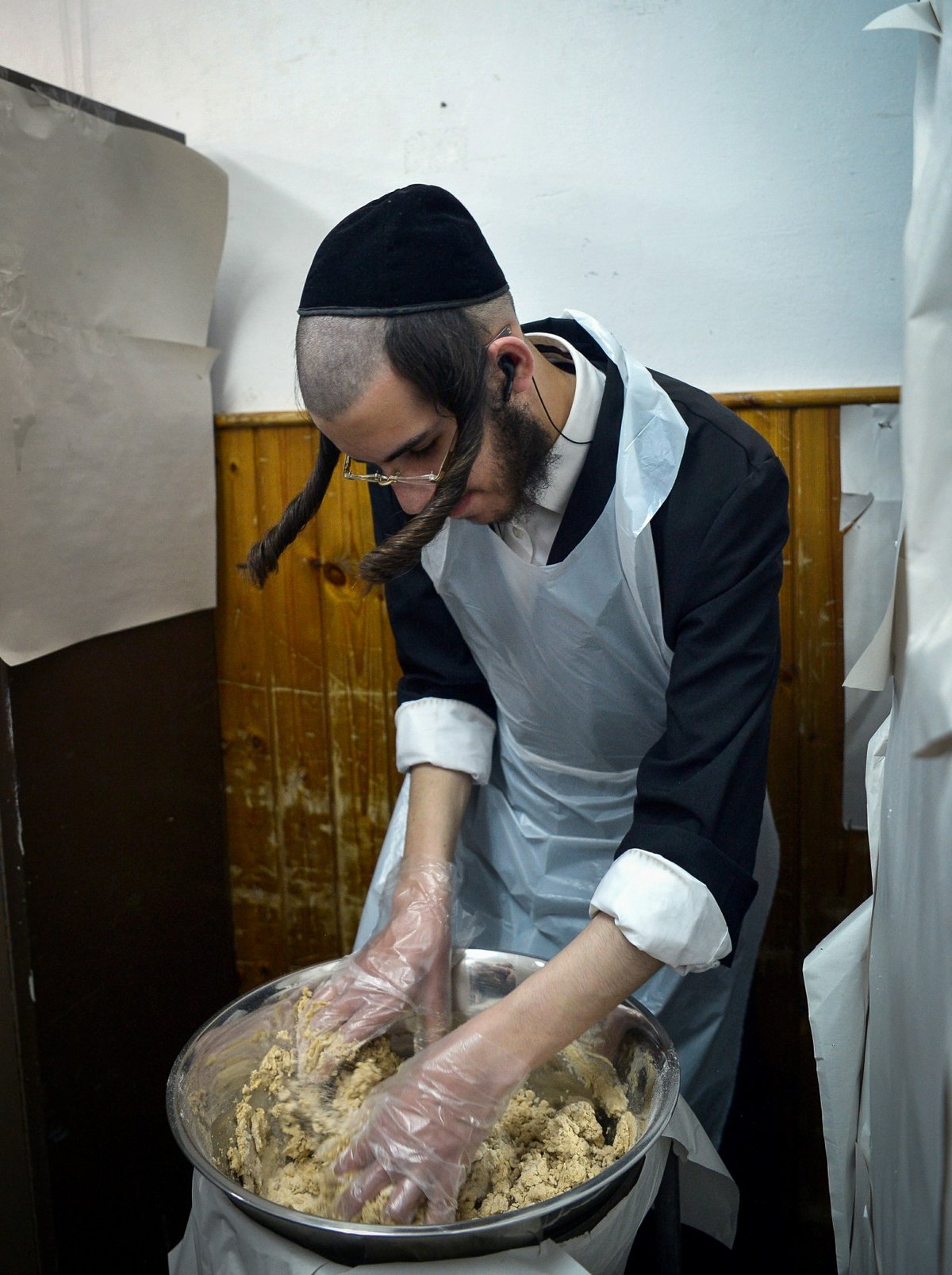 תיעוד מיוחד: החסידים מכינים מצות לפסח