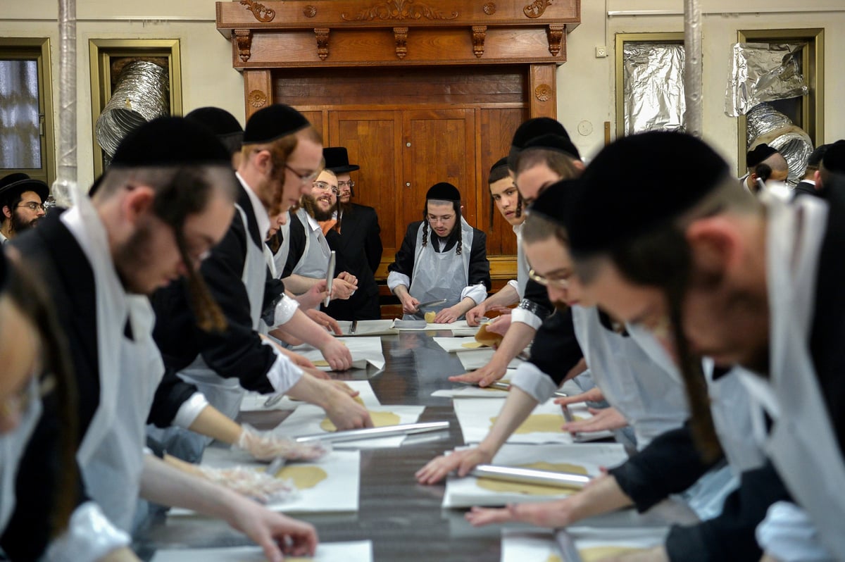 תיעוד מיוחד: החסידים מכינים מצות לפסח