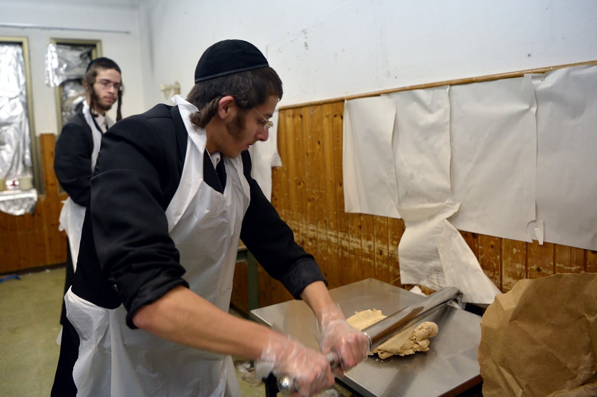 תיעוד מיוחד: החסידים מכינים מצות לפסח