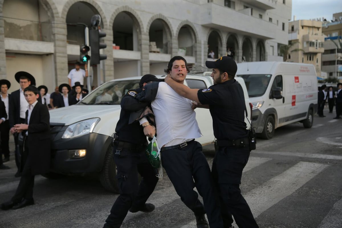 הפגנת 'הפלג' בבני ברק: עימותים עם שוטרים, 30 עצורים