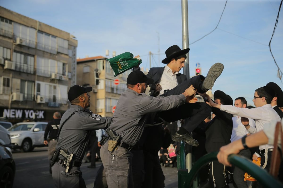 הפגנת 'הפלג' בבני ברק: עימותים עם שוטרים, 30 עצורים