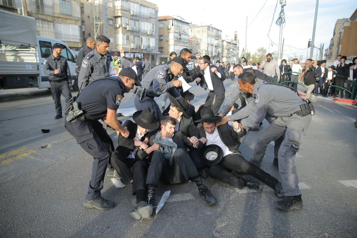 הפגנת 'הפלג' בבני ברק: עימותים עם שוטרים, 30 עצורים