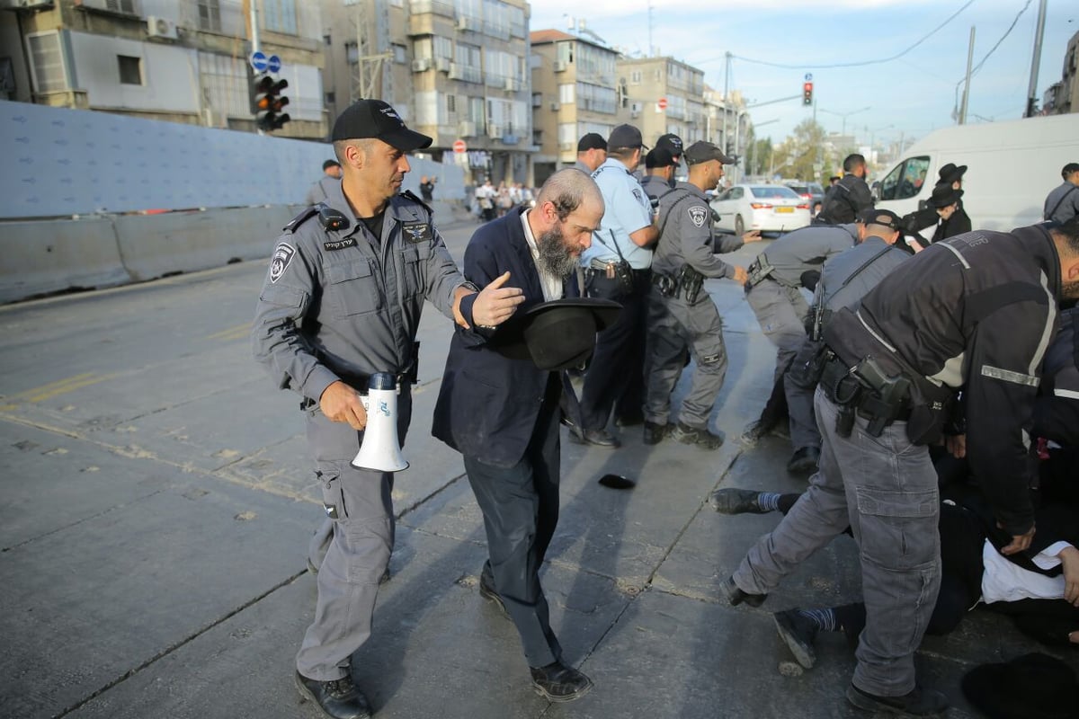 הפגנת 'הפלג' בבני ברק: עימותים עם שוטרים, 30 עצורים