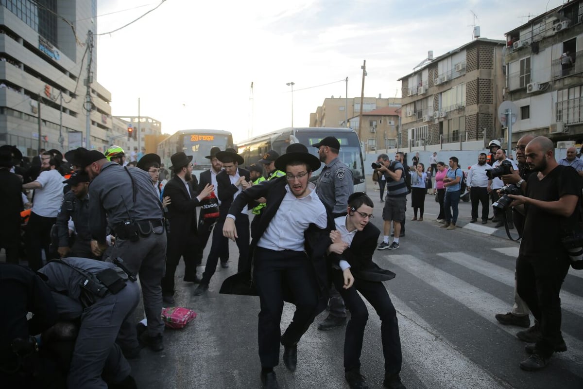 הפגנת 'הפלג' בבני ברק: עימותים עם שוטרים, 30 עצורים