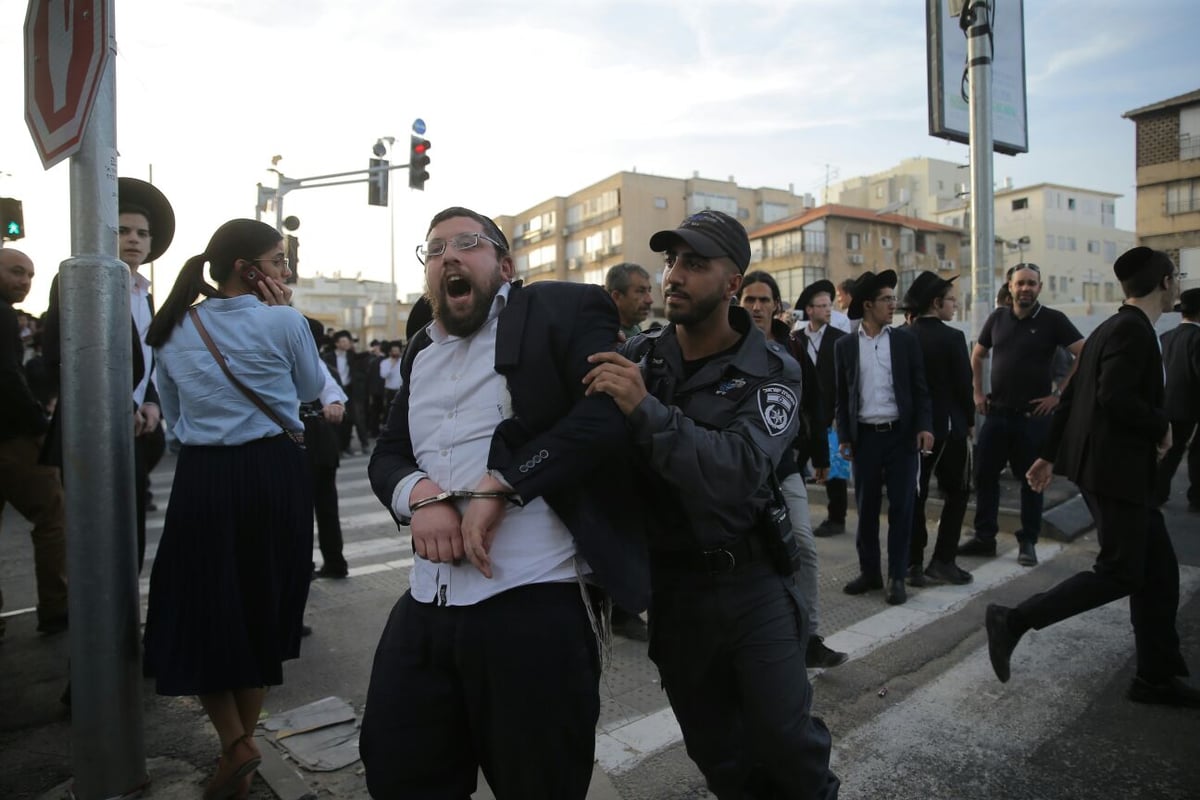 הפגנת 'הפלג' בבני ברק: עימותים עם שוטרים, 30 עצורים